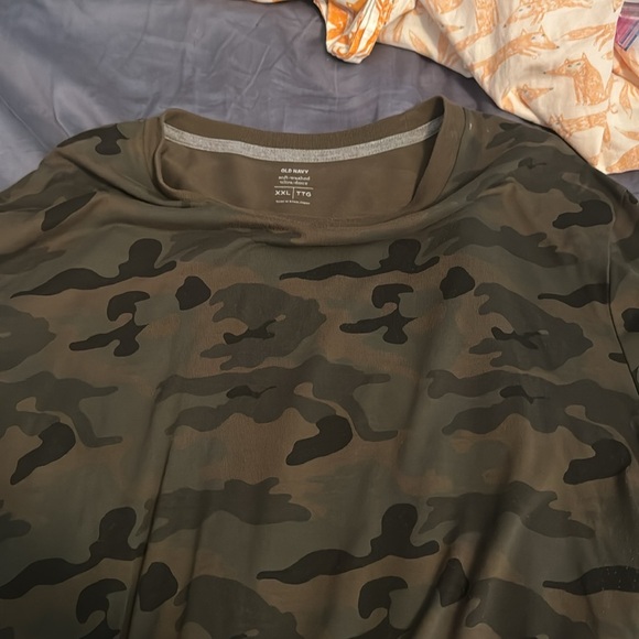 Guy’s Old Navy camouflage t-shirt - Picture 4 of 4